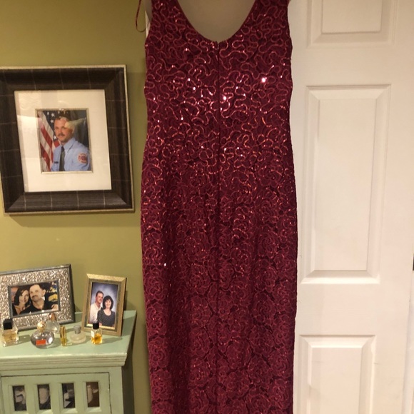 Formal gown with free earrings - Picture 4 of 7